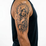 Tatuaggio semi-permanente INKON Veiled Lady & Serpent applicato su un uomo – design 4 x 8 in (11x21cm), aspetto realistico dell'inchiostro, dura 10 giorni