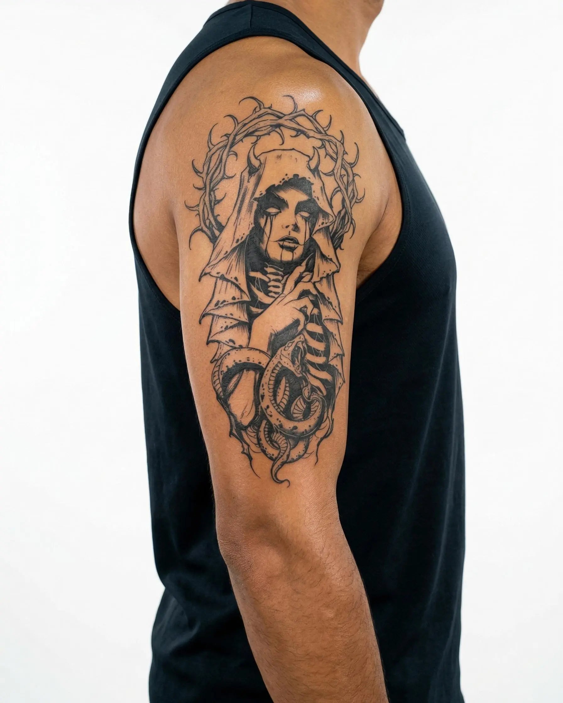 Tatuaggio semi-permanente INKON Veiled Lady & Serpent applicato su un uomo – design 4 x 8 in (11x21cm), aspetto realistico dell'inchiostro, dura 10 giorni