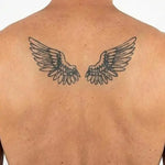Tatuaggio semi-permanente INKON Angel Wings Pair applicato su un uomo – design 4 x 8 in (11x21cm), aspetto realistico dell'inchiostro, dura 10 giorni
