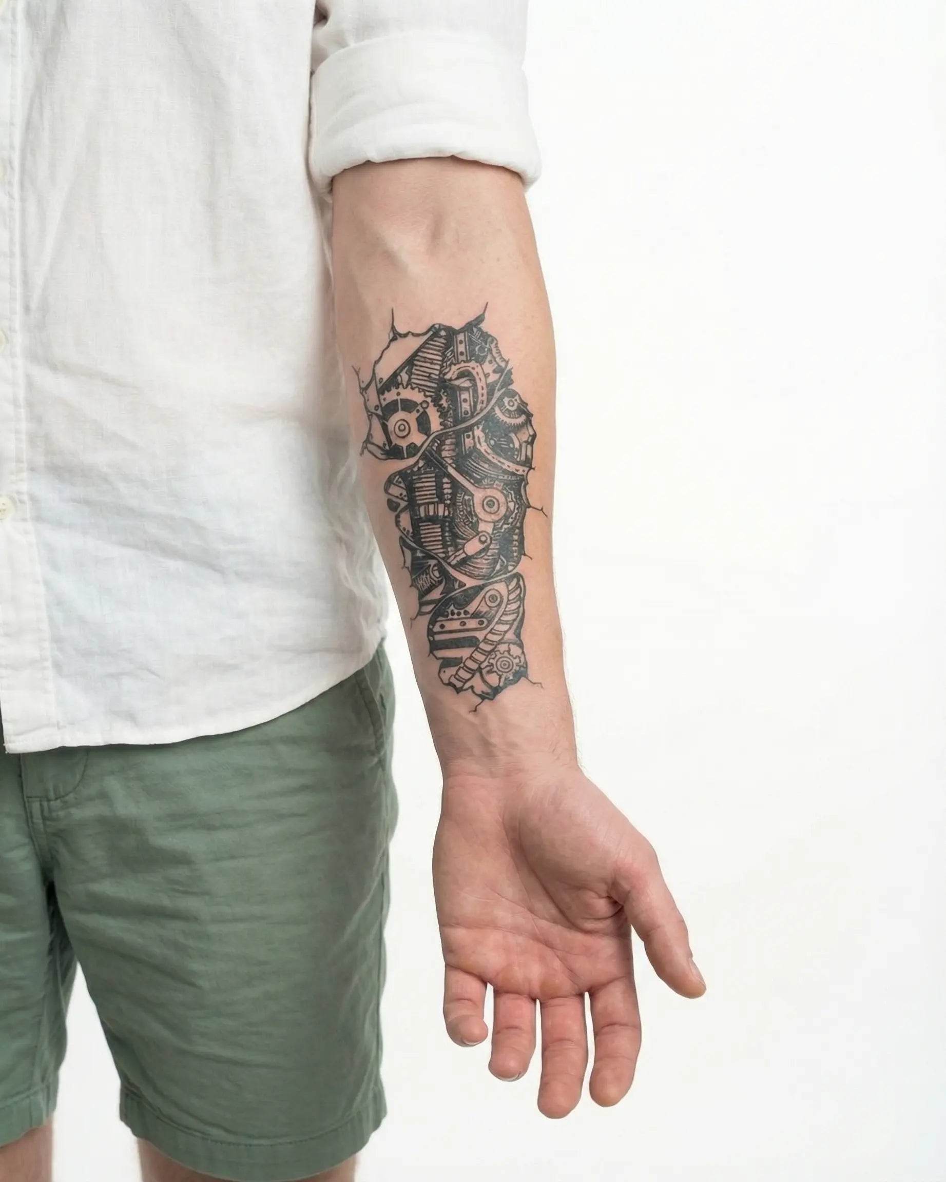 Tatuaggio semi-permanente INKON Ingranaggi Biomeccanici applicato su un uomo – design 4 x 7 in (10x17cm), aspetto realistico dell'inchiostro, dura 10 giorni