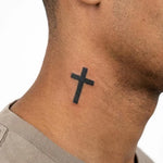 Tatuaggio semi-permanente INKON Classic Cross applicato su un uomo – design 2 x 2 in (5x5cm), aspetto realistico dell'inchiostro, dura 10 giorni