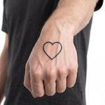 Tatuaggio semi-permanente INKON Heart Outline applicato su un uomo – design 2 x 2 in (5x5cm), aspetto realistico dell'inchiostro, dura 10 giorni
