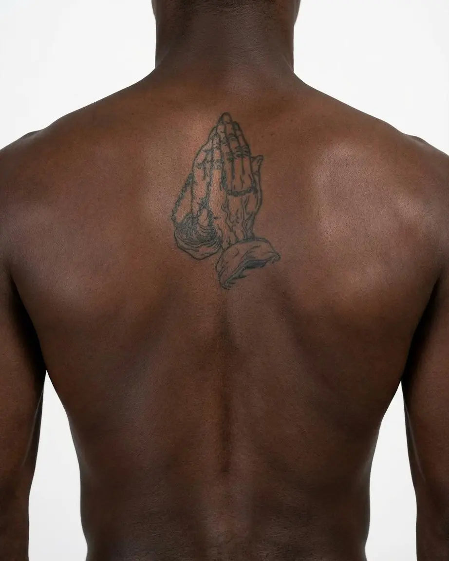 Tatuaggio semi-permanente INKON Mani Giunte in Preghiera con Rosario applicato su un uomo – design 4 x 7 in (10x17cm), aspetto realistico dell'inchiostro, dura 10 giorni