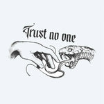 Design del tatuaggio semi-permanente Morso di Serpente Trust No One di INKON – illustrazione protesa, verso, serpente, gotico, corsivo, 4 x 7 in (10x17cm), disponibile su inkon.co