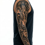 Tatuaggio semi-permanente INKON Lady Justice & Skulls applicato su un uomo – design 8 x 20 in (20x50cm), aspetto realistico dell'inchiostro, dura 10 giorni