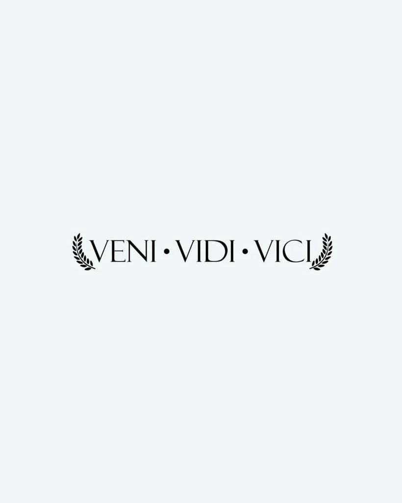 Design del tatuaggio semi-permanente Veni Vidi Vici di INKON – illustrazione della frase latina Veni Vidi Vici, 4 x 7 in (10x17cm), disponibile su inkon.co
