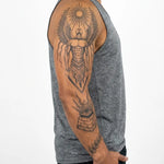 Tatuaggio semi-permanente INKON Egyptian Guardian Angel & Pyramid applicato su un uomo – design 8 x 20 in (20x50cm), aspetto realistico dell'inchiostro, dura 10 giorni