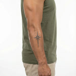 Tatuaggio semi-permanente INKON North Star applicato su un uomo – design 3 x 4 in (6x11cm), aspetto realistico dell'inchiostro, dura 10 giorni