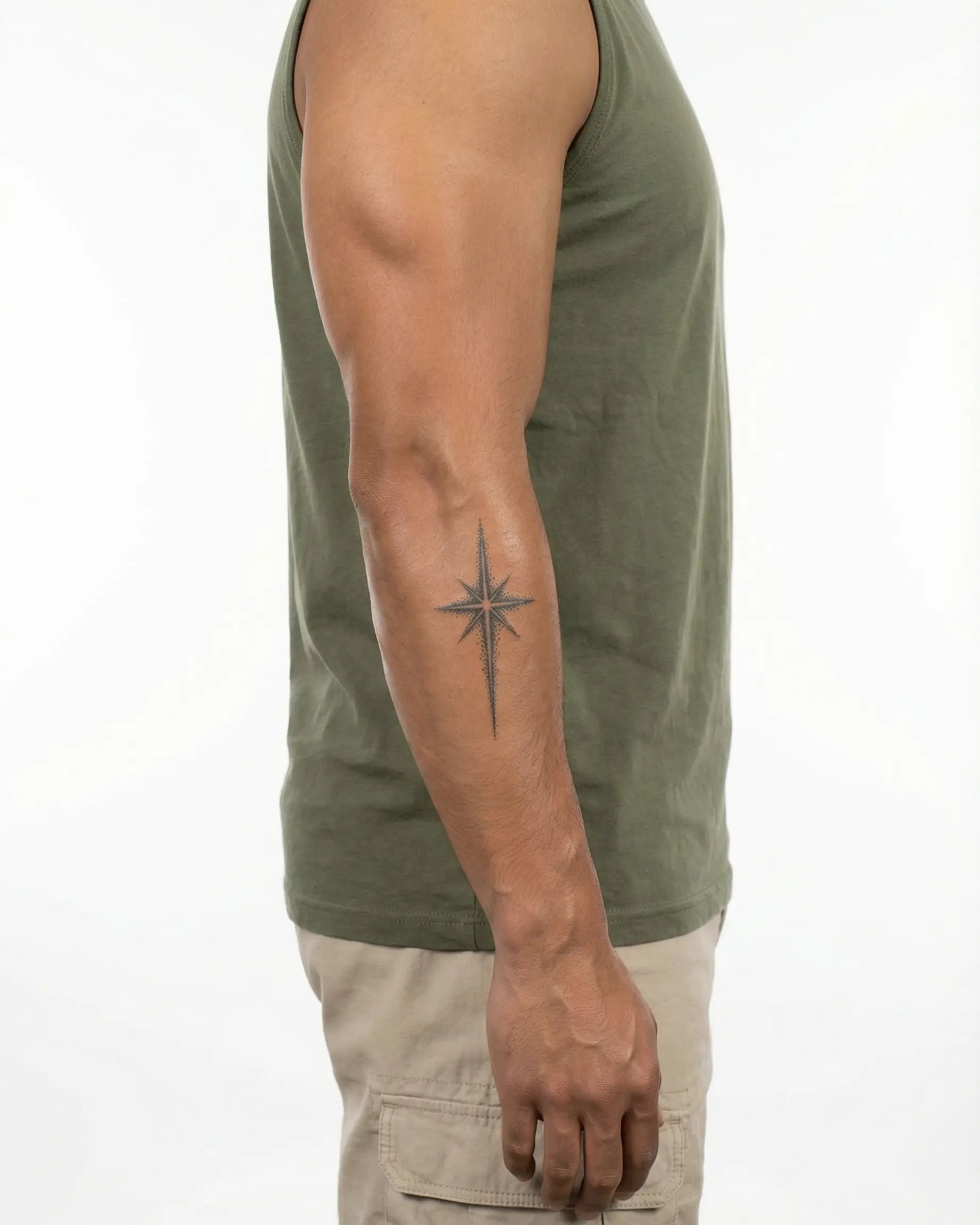 Tatuaggio semi-permanente INKON North Star applicato su un uomo – design 3 x 4 in (6x11cm), aspetto realistico dell'inchiostro, dura 10 giorni