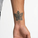 Tatuaggio semi-permanente INKON Ornamental Butterfly applicato su un uomo – design 2 x 2 in (5x5cm), aspetto realistico dell'inchiostro, dura 10 giorni