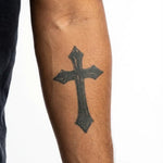 Tatuaggio semi-permanente INKON Gothic Cross applicato su un uomo – design 3 x 4 in (7x10cm), aspetto realistico dell'inchiostro, dura 10 giorni