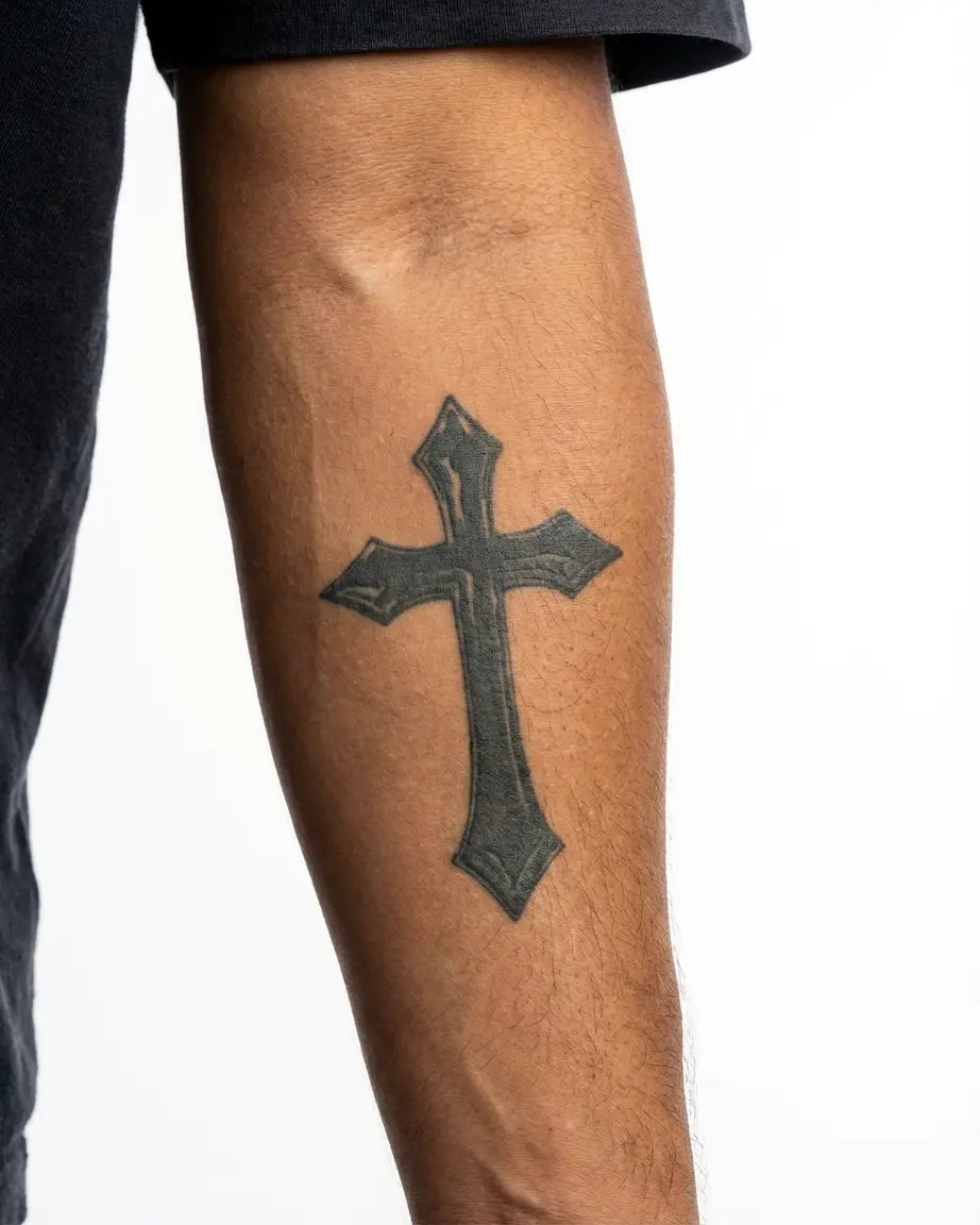 Tatuaggio semi-permanente INKON Gothic Cross applicato su un uomo – design 3 x 4 in (7x10cm), aspetto realistico dell'inchiostro, dura 10 giorni
