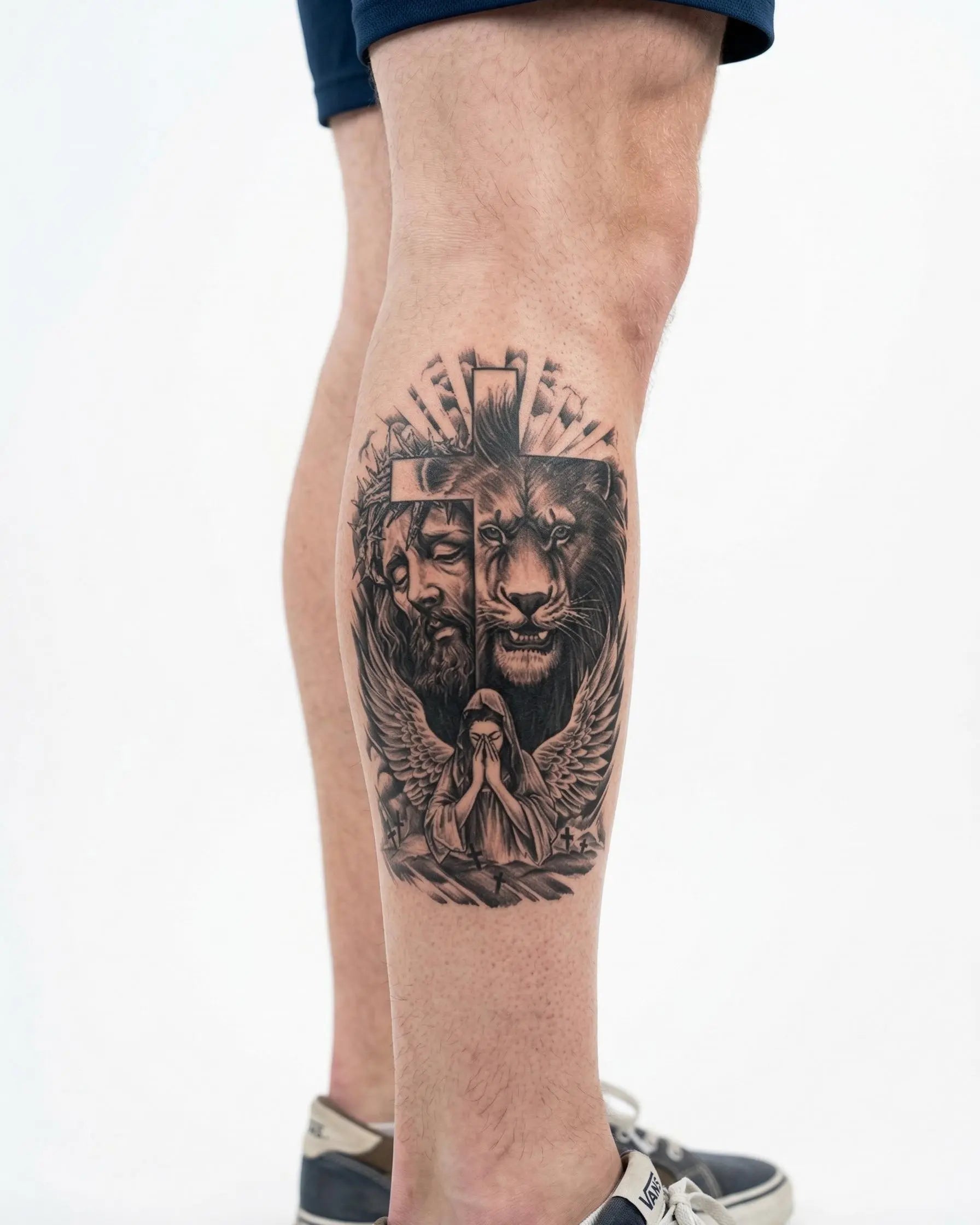 Tatuaggio semi-permanente INKON Fede: Leone, Croce e Angelo applicato su un uomo – design 4 x 7 in (10x17cm), aspetto realistico dell'inchiostro, dura 10 giorni