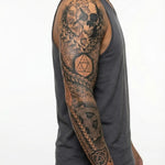 Tatuaggio semi-permanente INKON Geometric Skull & Sacred Geometry applicato su un uomo – design 8 x 20 in (20x50cm), aspetto realistico dell'inchiostro, dura 10 giorni