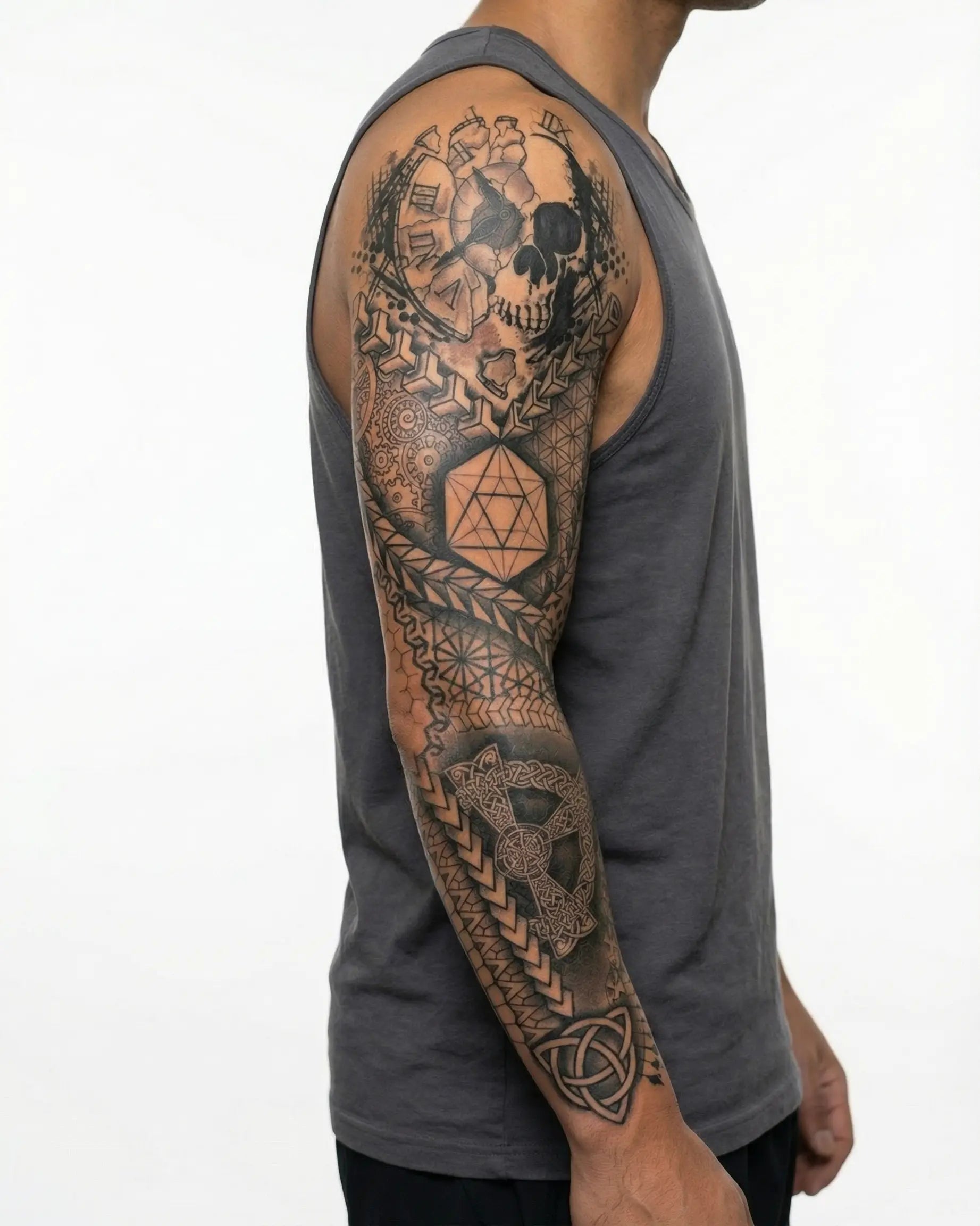 Tatuaggio semi-permanente INKON Geometric Skull & Sacred Geometry applicato su un uomo – design 8 x 20 in (20x50cm), aspetto realistico dell'inchiostro, dura 10 giorni