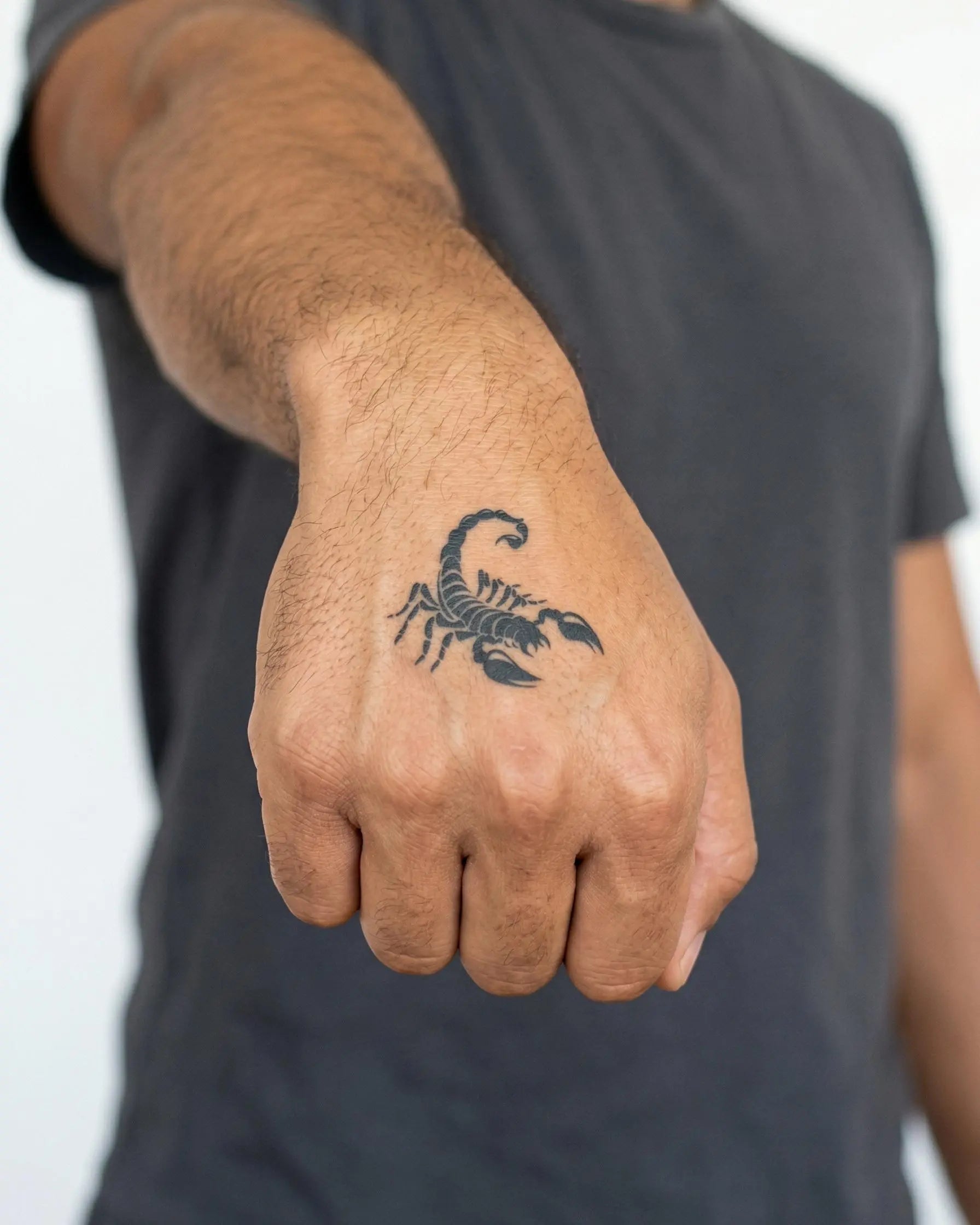 Tatuaggio semi-permanente INKON Scorpion applicato su un uomo – design 2 x 2 in (5x5cm), aspetto realistico dell'inchiostro, dura 10 giorni
