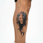 Tatuaggio semi-permanente INKON Leone Maestoso applicato su un uomo – design 4 x 7 in (10x17cm), aspetto realistico dell'inchiostro, dura 10 giorni