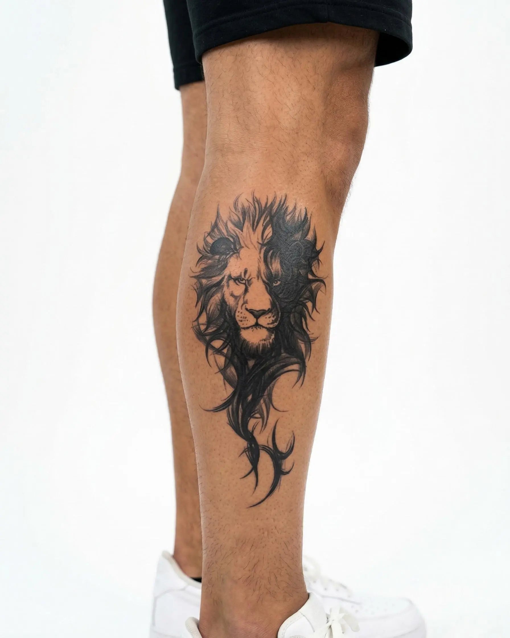 Tatuaggio semi-permanente INKON Leone Maestoso applicato su un uomo – design 4 x 7 in (10x17cm), aspetto realistico dell'inchiostro, dura 10 giorni