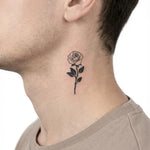 Tatuaggio semi-permanente INKON Single Stem Rose applicato su un uomo – design 2 x 2 in (5x5cm), aspetto realistico dell'inchiostro, dura 10 giorni