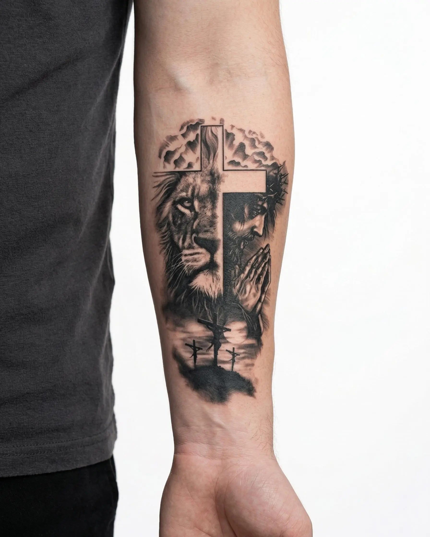 Tatuaggio semi-permanente INKON Fede Leone e Croce applicato su un uomo – design 4 x 7 in (10x17cm), aspetto realistico dell'inchiostro, dura 10 giorni
