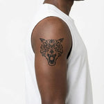 Tatuaggio semi-permanente INKON Tribal Wolf applicato su un uomo – design 3 x 4 in (7x10cm), aspetto realistico dell'inchiostro, dura 10 giorni