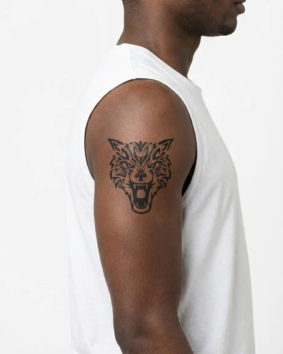 Tatuaggio semi-permanente INKON Tribal Wolf applicato su un uomo – design 3 x 4 in (7x10cm), aspetto realistico dell'inchiostro, dura 10 giorni