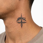 Tatuaggio semi-permanente INKON Angel Gothic Cross applicato su un uomo – design 2 x 2 in (5x5cm), aspetto realistico dell'inchiostro, dura 10 giorni