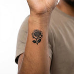 Tatuaggio semi-permanente INKON Classic Rose applicato su un uomo – design 2 x 2 in (5x5cm), aspetto realistico dell'inchiostro, dura 10 giorni