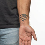 Tatuaggio semi-permanente INKON Valknut Triangles applicato su un uomo – design 2 x 2 in (5x5cm), aspetto realistico dell'inchiostro, dura 10 giorni