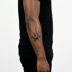 Tatuaggio semi-permanente INKON Spiked 8-Ball Flail applicato su un uomo – design 3 x 4 in (7x10cm), aspetto realistico dell'inchiostro, dura 10 giorni