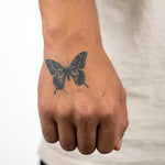Tatuaggio semi-permanente INKON Swallowtail Butterfly applicato su un uomo – design 2 x 2 in (5x5cm), aspetto realistico dell'inchiostro, dura 10 giorni