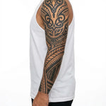Tatuaggio semi-permanente INKON Polynesian Bold Sleeve applicato su un uomo – design 8 x 20 in (20x50cm), aspetto realistico dell'inchiostro, dura 10 giorni
