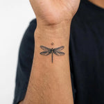 Tatuaggio semi-permanente INKON Dragonfly applicato su un uomo – design 2 x 2 in (5x5cm), aspetto realistico dell'inchiostro, dura 10 giorni