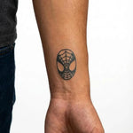 Tatuaggio semi-permanente INKON Web Hero Mask applicato su un uomo – design 2 x 2 in (5x5cm), aspetto realistico dell'inchiostro, dura 10 giorni