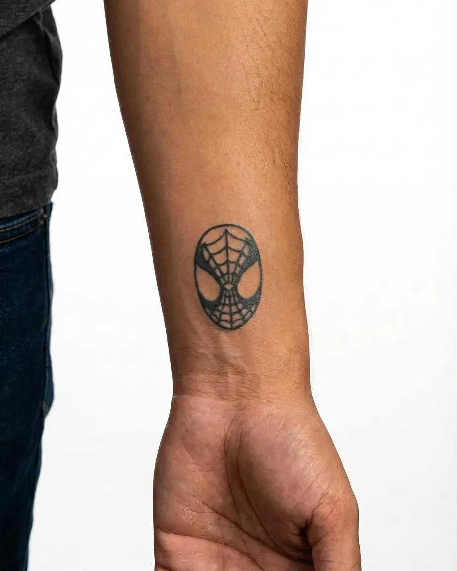 Tatuaggio semi-permanente INKON Web Hero Mask applicato su un uomo – design 2 x 2 in (5x5cm), aspetto realistico dell'inchiostro, dura 10 giorni