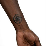 Tatuaggio semi-permanente INKON Compass Rose applicato su un uomo – design 2 x 2 in (5x5cm), aspetto realistico dell'inchiostro, dura 10 giorni