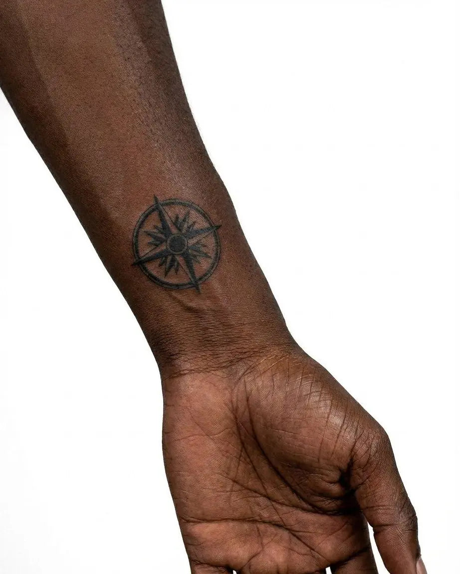 Tatuaggio semi-permanente INKON Compass Rose applicato su un uomo – design 2 x 2 in (5x5cm), aspetto realistico dell'inchiostro, dura 10 giorni