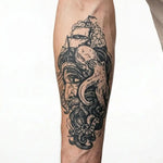 Tatuaggio semi-permanente INKON Kraken & Ship applicato su un uomo – design 4 x 8 in (11x21cm), aspetto realistico dell'inchiostro, dura 10 giorni