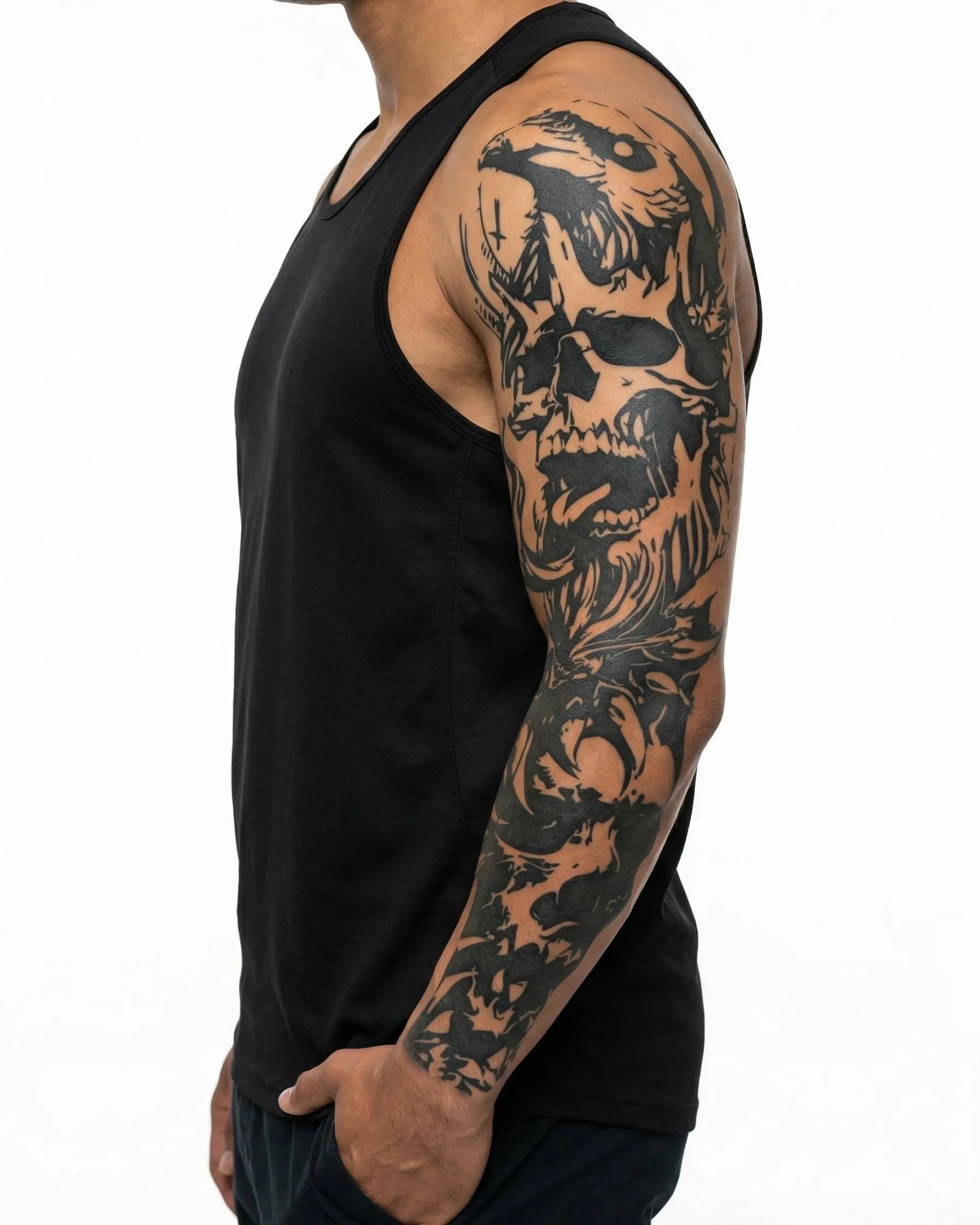 Tatuaggio semi-permanente INKON Skull & Floral Chaos applicato su un uomo – design 8 x 20 in (20x50cm), aspetto realistico dell'inchiostro, dura 10 giorni