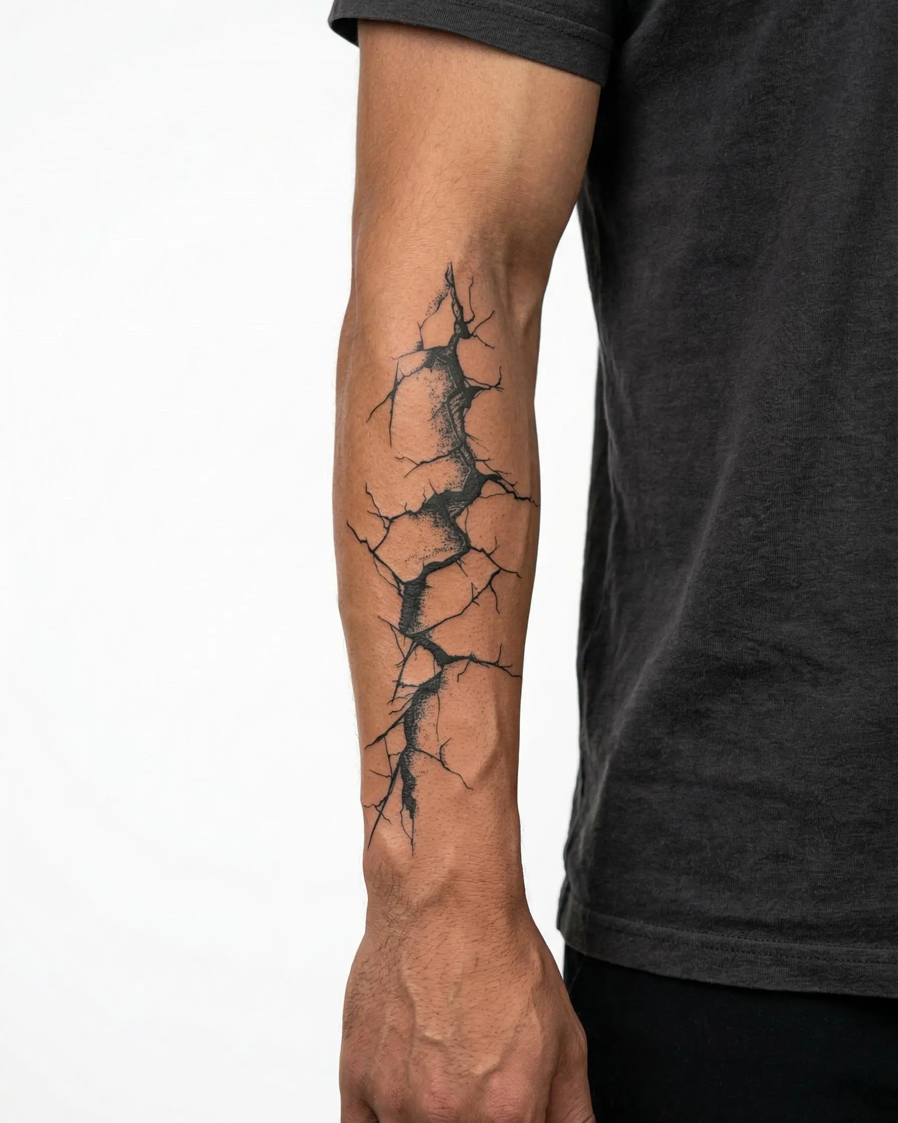 Tatuaggio semi-permanente INKON Cracked Wall applicato su un uomo – design 4 x 8 in (11x21cm), aspetto realistico dell'inchiostro, dura 10 giorni