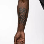 Tatuaggio semi-permanente INKON Mani in Preghiera Lucky Ones applicato su un uomo – design 4 x 7 in (10x17cm), aspetto realistico dell'inchiostro, dura 10 giorni