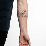 Tatuaggio semi-permanente INKON Peony & Butterfly applicato su un uomo – design 3 x 4 in (6x11cm), aspetto realistico dell'inchiostro, dura 10 giorni