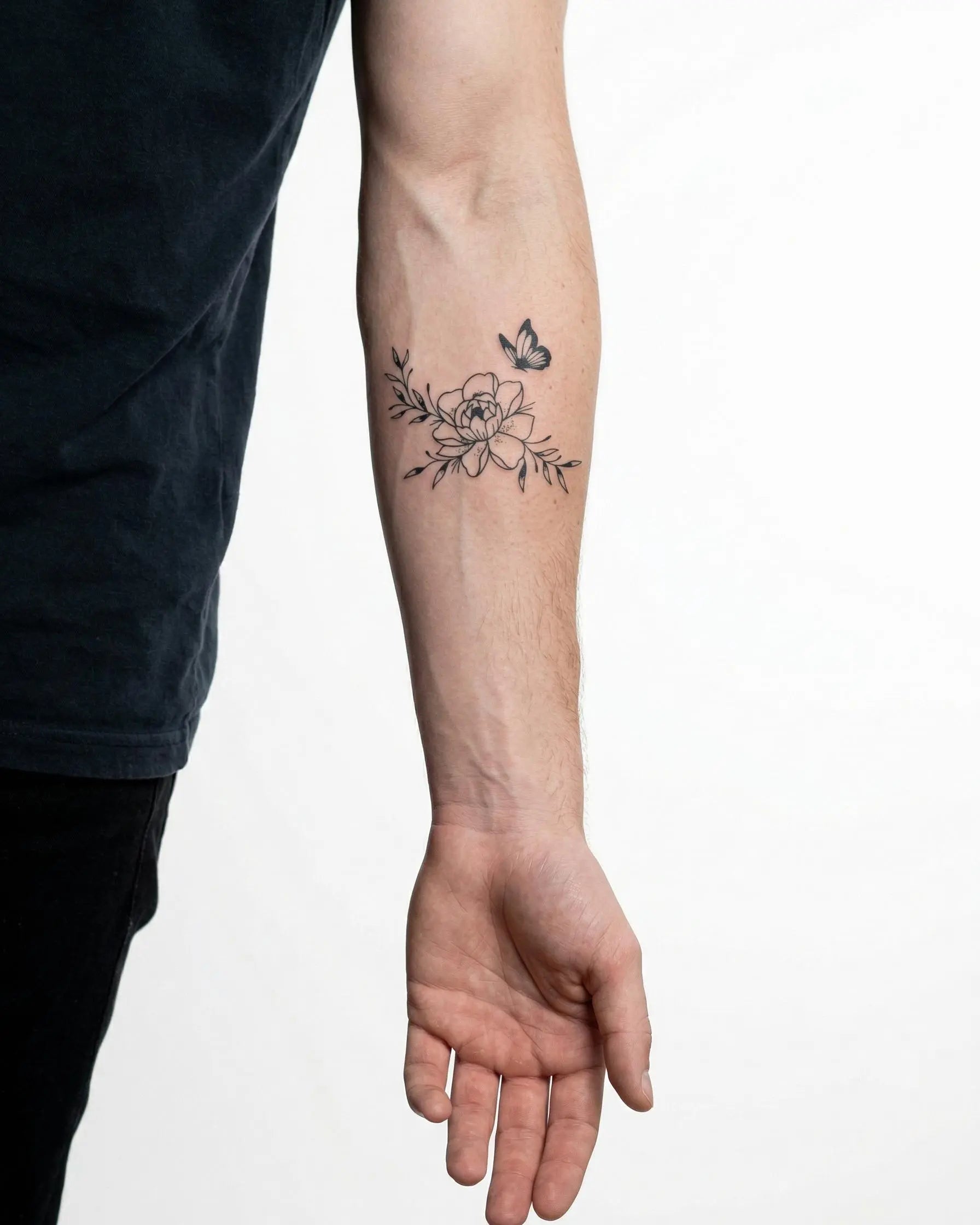 Tatuaggio semi-permanente INKON Peony & Butterfly applicato su un uomo – design 3 x 4 in (6x11cm), aspetto realistico dell'inchiostro, dura 10 giorni
