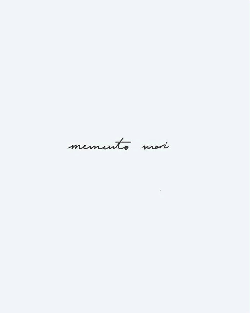 Design del tatuaggio semi-permanente Memento Mori di INKON – illustrazione delicato, scrittura a mano, latina, frase, memento, 3 x 4 in (6x11cm), disponibile su inkon.co