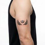 Tatuaggio semi-permanente INKON Winged Crown applicato su un uomo – design 3 x 4 in (6x11cm), aspetto realistico dell'inchiostro, dura 10 giorni
