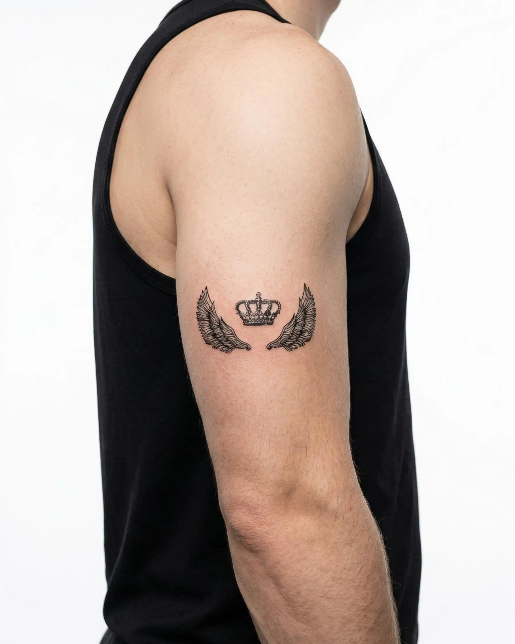 Tatuaggio semi-permanente INKON Winged Crown applicato su un uomo – design 3 x 4 in (6x11cm), aspetto realistico dell'inchiostro, dura 10 giorni