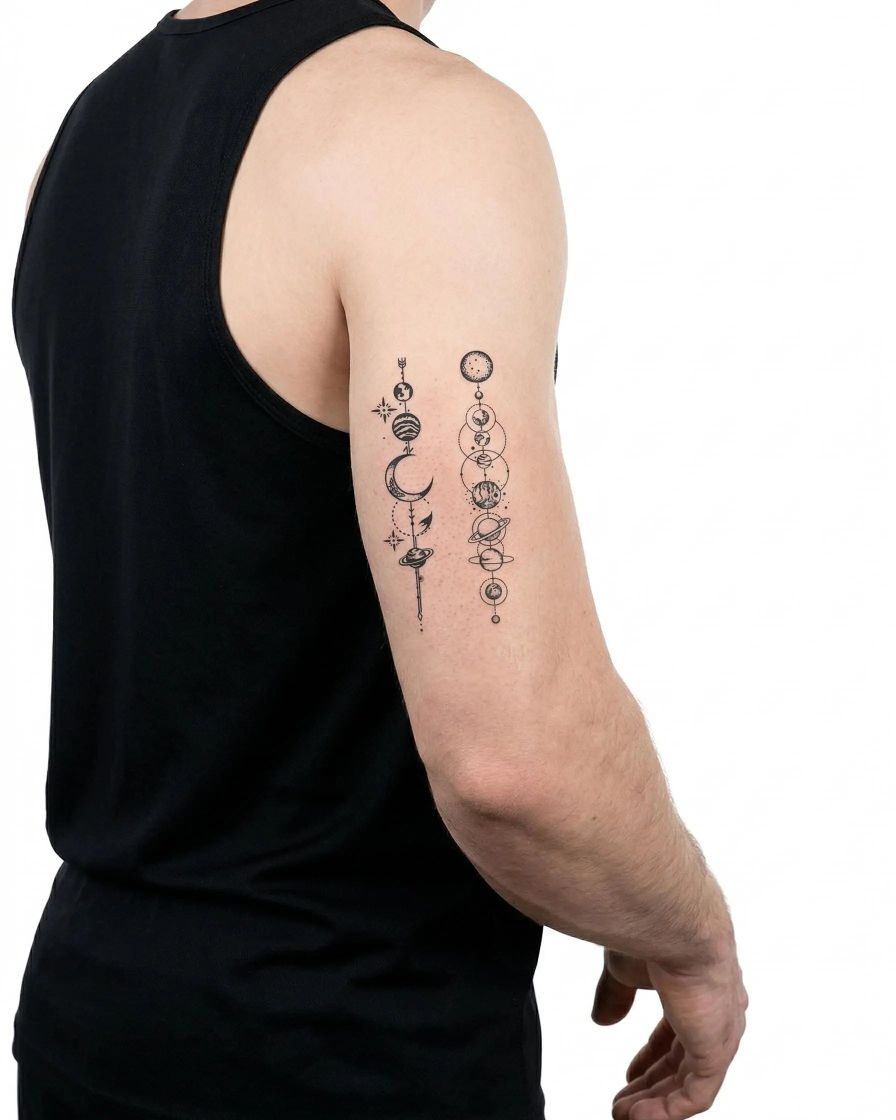 Tatuaggio semi-permanente INKON Solar System Alignment applicato su un uomo – design 3 x 4 in (6x11cm), aspetto realistico dell'inchiostro, dura 10 giorni