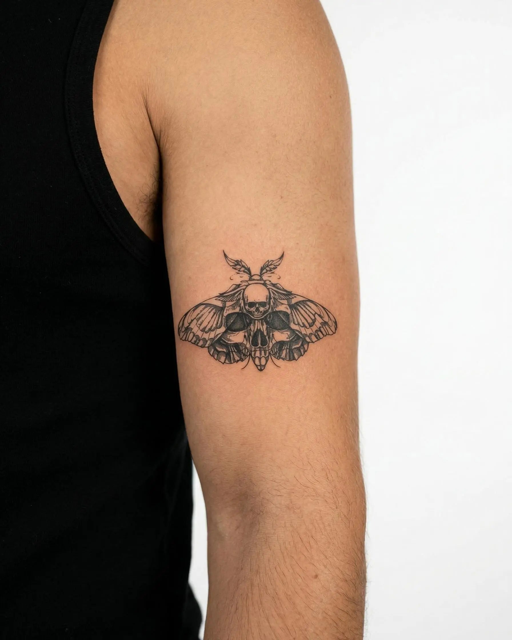 Tatuaggio semi-permanente INKON Death's-Head Moth applicato su un uomo – design 3 x 4 in (6x11cm), aspetto realistico dell'inchiostro, dura 10 giorni