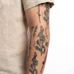 Tatuaggio semi-permanente INKON Flash Sheet Serpente e Pugnale applicato su un uomo – design 4 x 7 in (10x17cm), aspetto realistico dell'inchiostro, dura 10 giorni