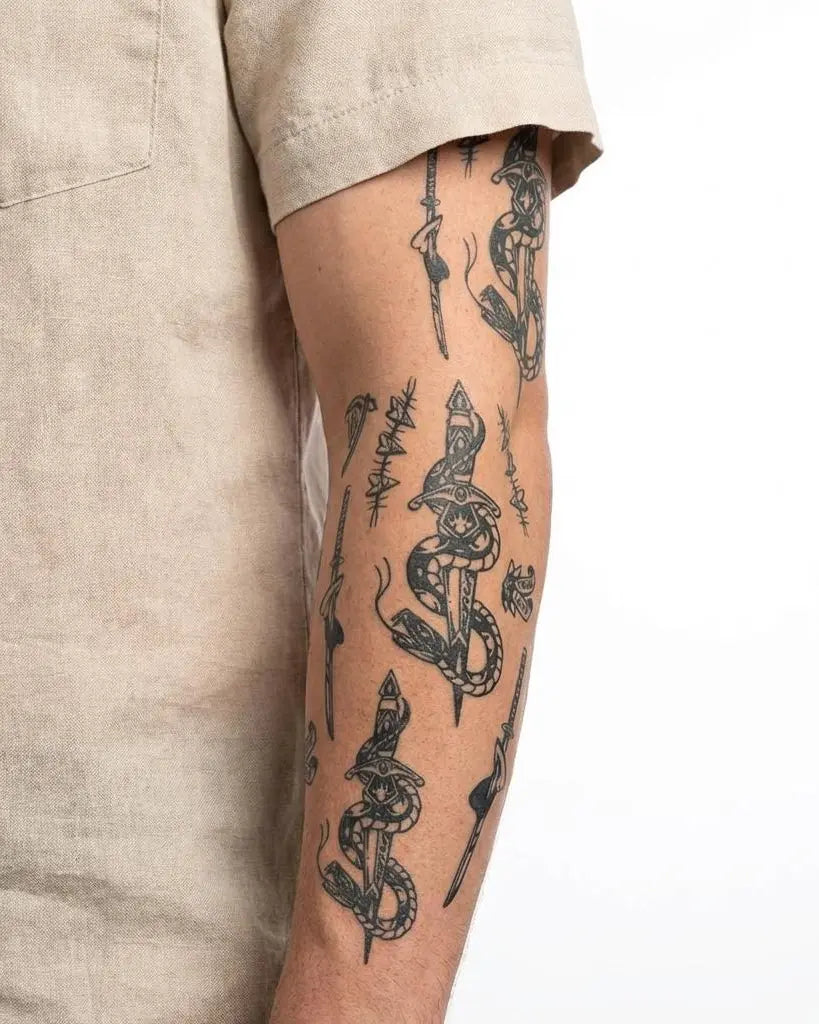 Tatuaggio semi-permanente INKON Flash Sheet Serpente e Pugnale applicato su un uomo – design 4 x 7 in (10x17cm), aspetto realistico dell'inchiostro, dura 10 giorni